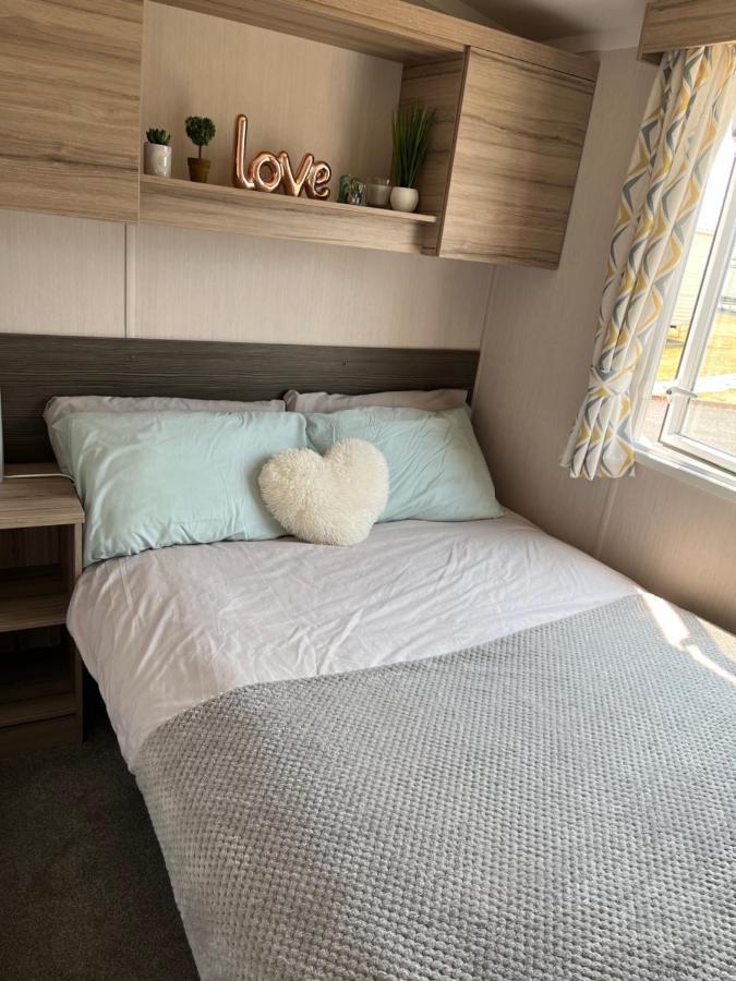 Beautiful Caravan In Trecco Bay! 74 Sycomore 브리젠드 외부 사진
